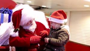 Babbo Natale parla a gesti con la bimba sordamuta