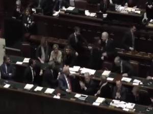 Fiducia Boschi, Bersani esce dall'aula e non saluta il ministro