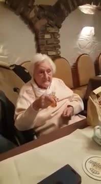 La nonnina si confonde e brinda a Hitler