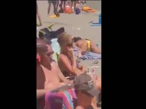 Donna si masturba in spiaggia