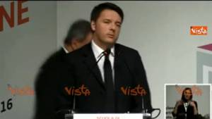 Spunta il fotografo. Renzi si gira e sbotta: "Chi c'è?"