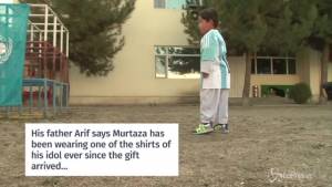 Si avvera il sogno di Murtaza: Messi gli regala la sua maglia