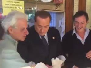 Lo show di Berlusconi in un bar di Palermo