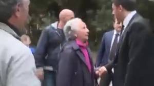 "Renzi scappa dal dolore di una donna anziana"