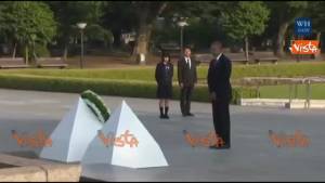 Obama depone una corona di fiori a Hiroshima