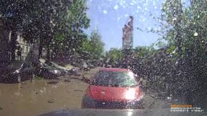 Esplode tubo dell'acqua. A Mosca l'auto salta in aria