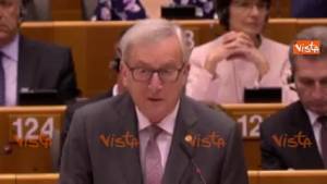 Juncker a Farage: "Mi sorprende vederla in Aula"