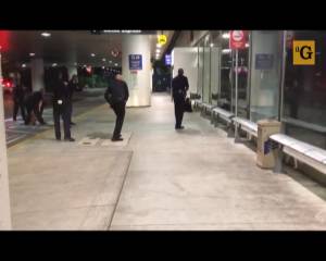 Uomo mascherato da Zorro manda in tilt l'aeroporto di Los Angeles