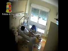 Rimini, le telecamere di sorveglianza riprendono la donna mentre ruba il portafoglio al paziente