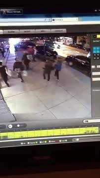 Bomba in strada a New York: il momento dell'esplosione