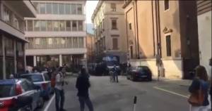 La protesta dei centri sociali contro Salvini. "Prendi queste uova di Esselunga, ti piaceranno"