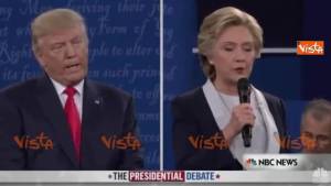 Hillary: "Trump umilia e imbarazza le donne"