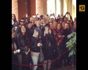 Bologna. Red Hot Chili Peppers si esibiscono in strada