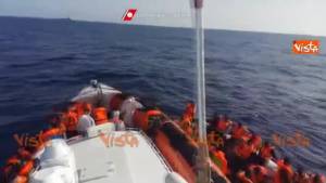 La Guardia Costiera soccorre i migranti al largo di Lampedusa 