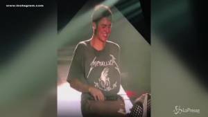 Justin Bieber in lacrime durante un concerto: lo filmano i fan