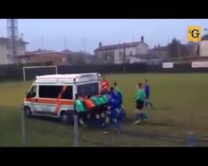 Calciatori portano l'ambulanza fuori dal campo