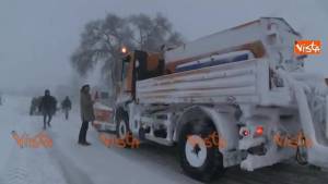 Spazzaneve al lavoro sulla murgia materana