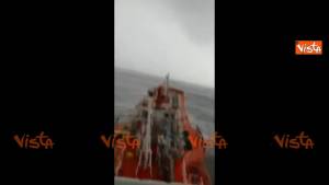 Sardegna, uragano al largo passa sul mercantile
