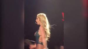 Britney Spears al concerto rimane in topless