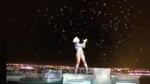 Lady Gaga canta God Bless America nell'halftime del SuperBowl