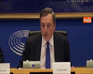 Draghi difende l'Euro al Parlamento Ue. Il suo intervento in 1 minuto