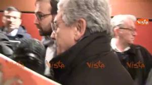 D'Alema va via e guardie del corpo spintonano i giornalisti