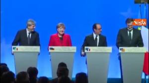 Gentiloni a Rajoy sbagliano posto, Merkel e Hollande ridono 