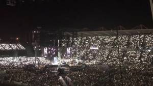 Adele omaggia durante il suo concerto le vittime di Londra