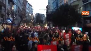 In migliaia tra le strade di Istanbul protestano contro l'esito del referendum turco