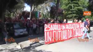 Cori contro il Pd durante il corteo Anpi