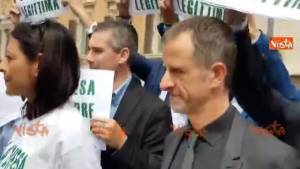 Lega protesta a Montecitorio con magliette: "La difesa è sempre legittima"
