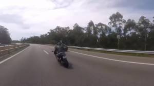 Incidente in autostrada, l'incredibile volo che salva il motociclista