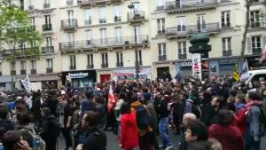 Tensione al corteo anti-Macron, i manifestanti: "Non sparate!"