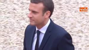 Macron arriva all'Eliseo, stretta di mano con Hollande