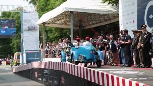 Mille Miglia, la partenza delle 450 "nobildonne a quattro ruote"