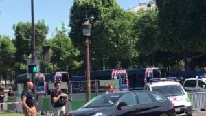 Auto contro furgone della polizia: paura sugli Champs Elysées