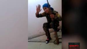 Siria, combattente curda viene sfiorata da proiettile Isis: reagisce sorridendo