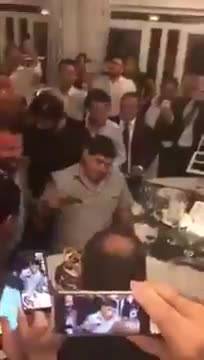 Maradona ubriaco: se tagliare la torta diventa un'impresa...