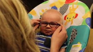 Il bimbo albino prova gli occhiali e vede la mamma per la prima volta