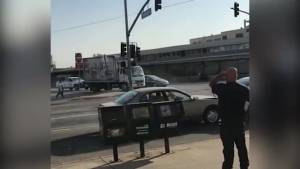 Los Angeles, automobilista impazzisce e si schianta contro le auto in coda