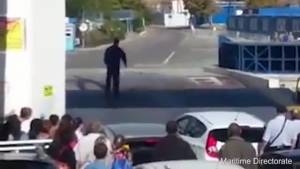Crimea, automobilista impaziente accelera e cade dal traghetto