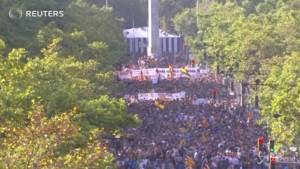 Barcellona in piazza contro il terrorismo, fischi per re Felipe VI 