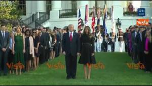 Melania e Trump, minuto di silenzio