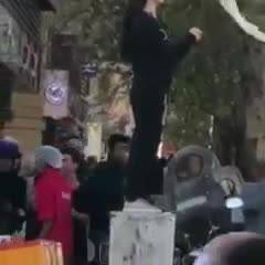 Iran, ragazza manifesta senza velo