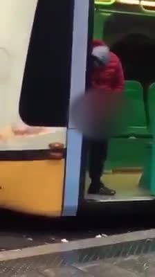 Milano, urina dalla porta del tram di fronte alla stazione centrale