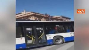 Immigrato sale sul tetto di un autobus in pieno centro e blocca il traffico a Palermo