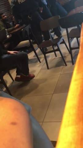 Afroamericani arrestati da Starbucks: "Erano entrati senza ordinare"