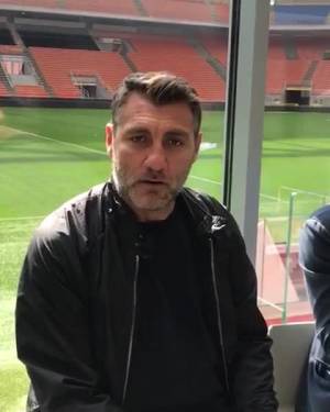 Vieri imita Pirlo, lui si offende: "Tu non giochi". Ma è uno scherzo