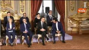 Salvini e Di Maio entrano insieme nel Salone delle Feste e si siedono vicini