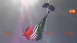 Lo spettacolare volo del paracadutista con la bandiera italiana